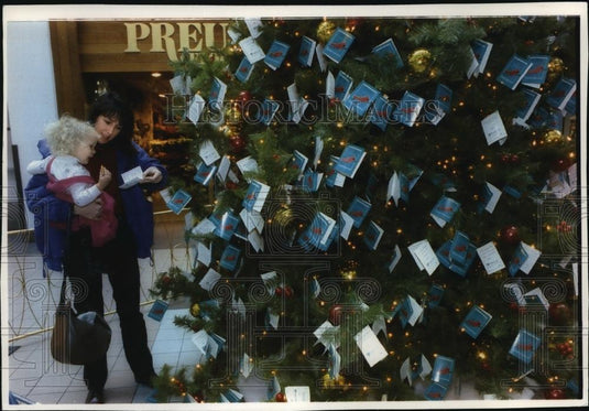 1992 Press Photo Mayfair mall Giving Tree - mja69795 - Historic Images