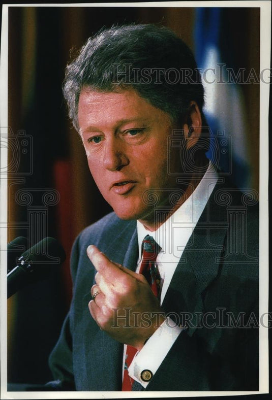 1994 Press Photo President Clinton talks to reporters in Brussels, Belgium - Historic Images