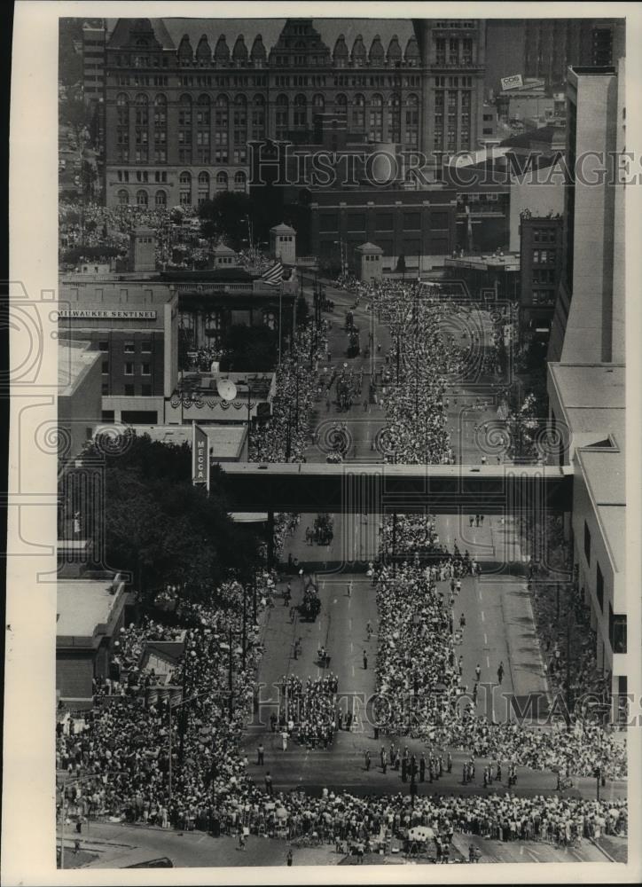 1986 Press Photo View of Kilbourn Avenue at the Circus Parade Moves West - Historic Images