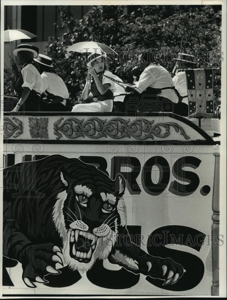 1989 Press Photo Nancy Raabe on the Charging Tiger Tableau Wagon in the Parade - Historic Images