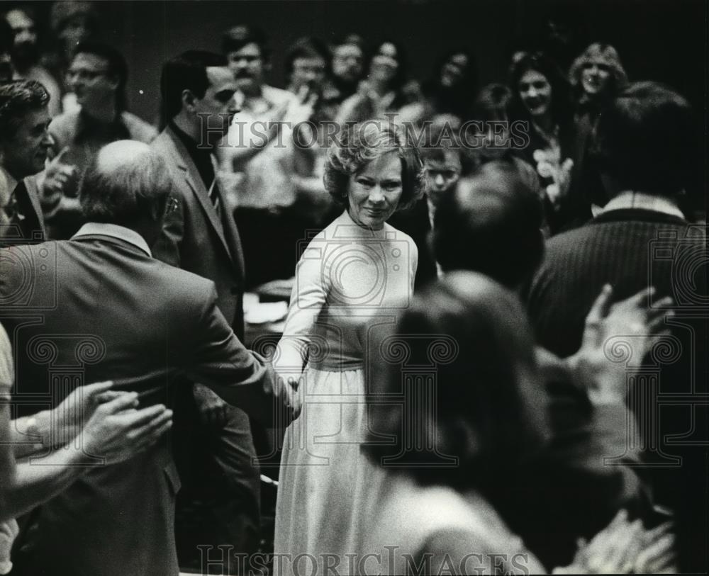 1980 Press Photo Rosalynn Carter Shaking Hands at Hyatt Regency-Milwaukee - Historic Images