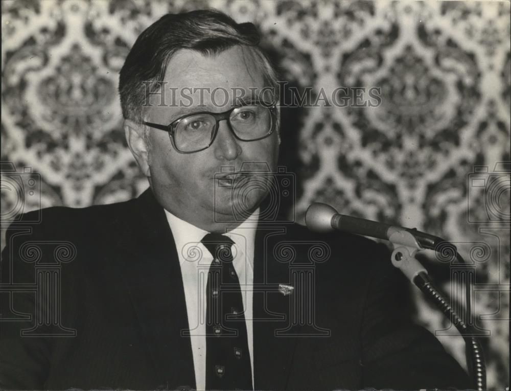 1982 Press Photo Russell G. Cleary of G. Heileman Brewing Company in Wisconsin - Historic Images