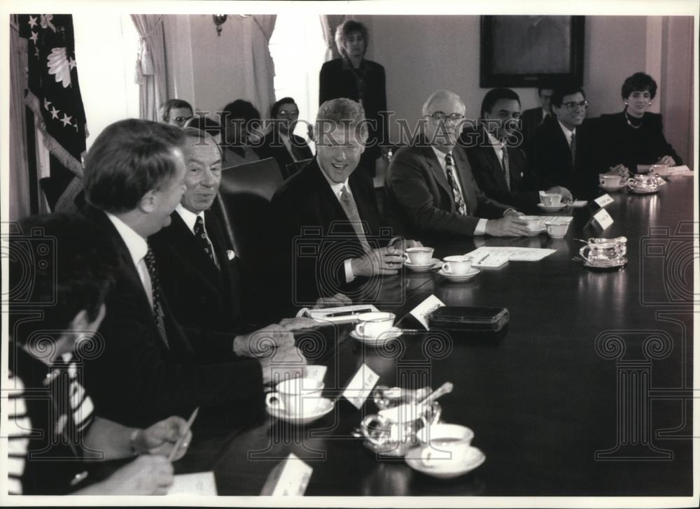 1993 Press Photo Bill Clinton's first cabinet meeting with Les Aspin to his left - Historic Images