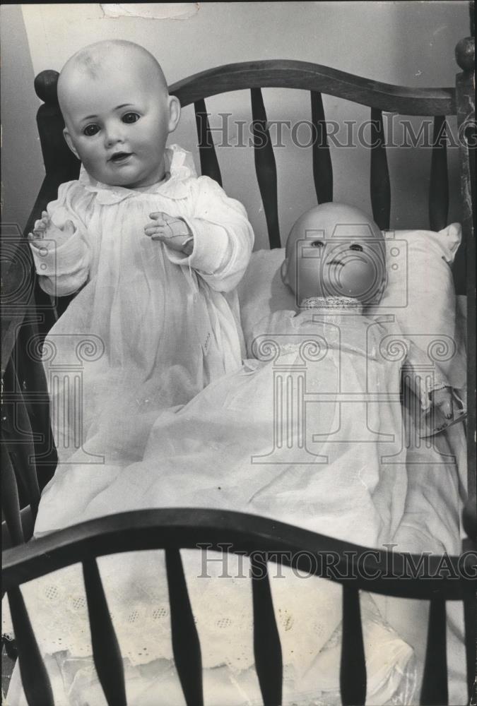 1976 Press Photo Lifelike dolls with bisque heads and glass eyes at auction - Historic Images