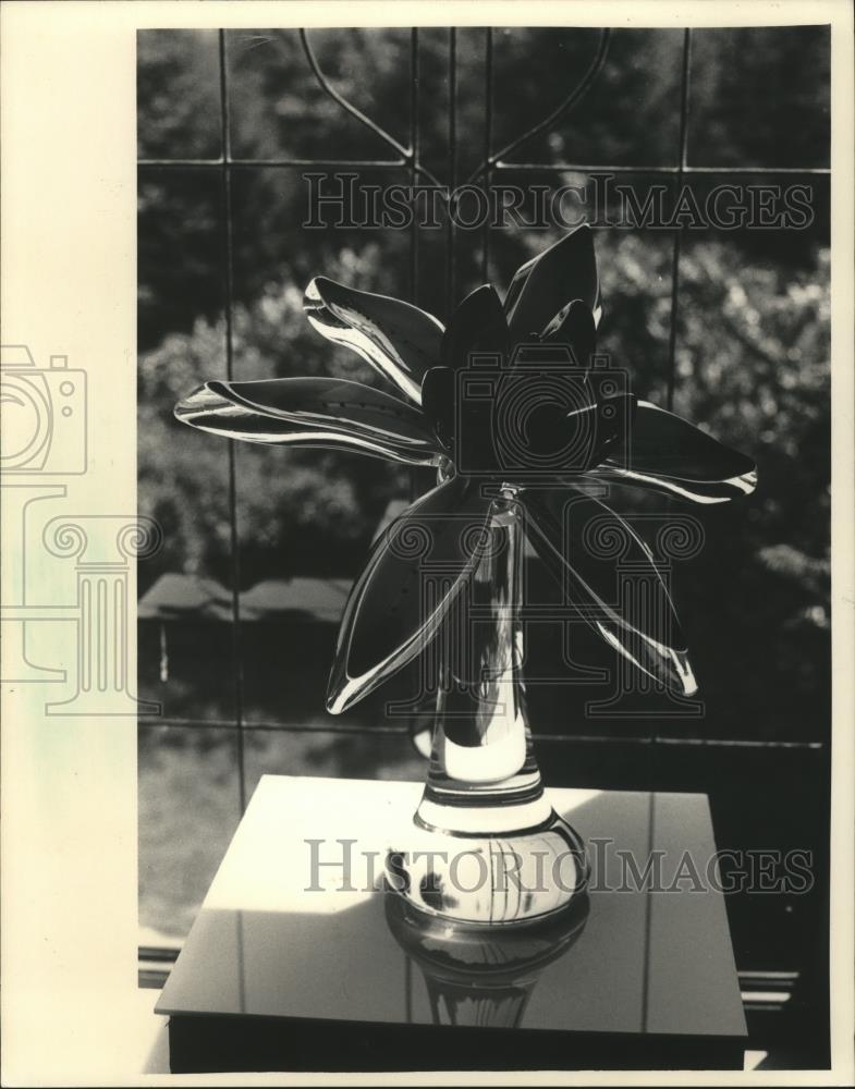 1986 Press Photo Blown Glass Flower at Edgewood Orchard Galleries in Fish Creek - Historic Images