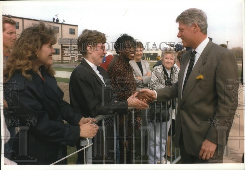 1994 Press Photo President Clinton stops to shake hands at Mitchell Airport. - Historic Images