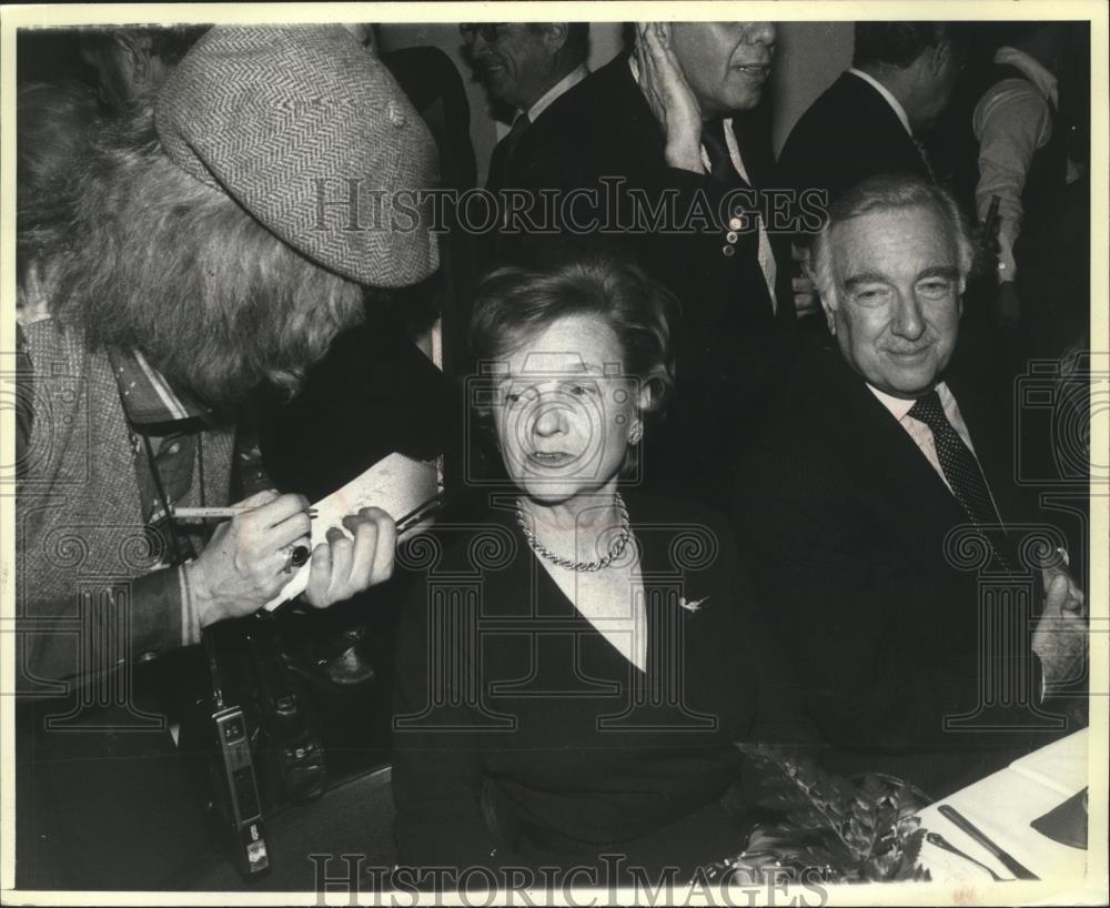 1980 Press Photo Television's Walter Cronkite & wife Betsy speaks with reporter - Historic Images