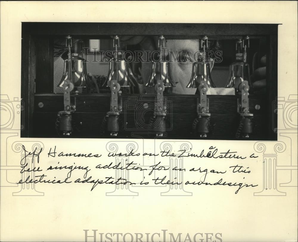 1985 Press Photo Jeffrey Hammes working on a zimbelstern, a bell-ringing organ - Historic Images