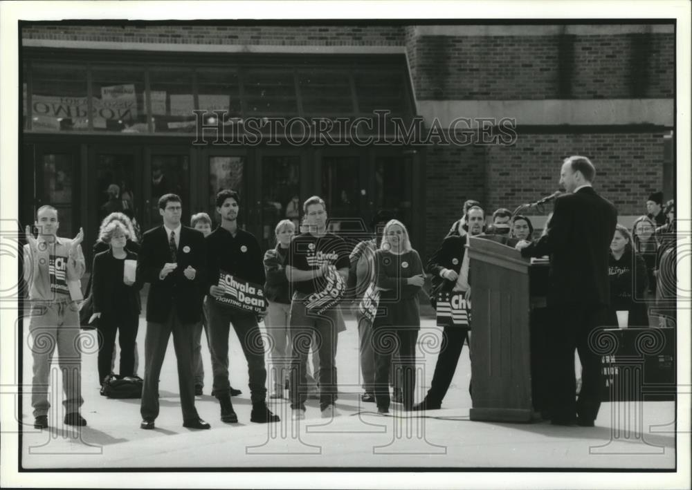 1994 Press Photo Chuck Chvala Speaks at University of Wisconsin-Milwaukee - Historic Images