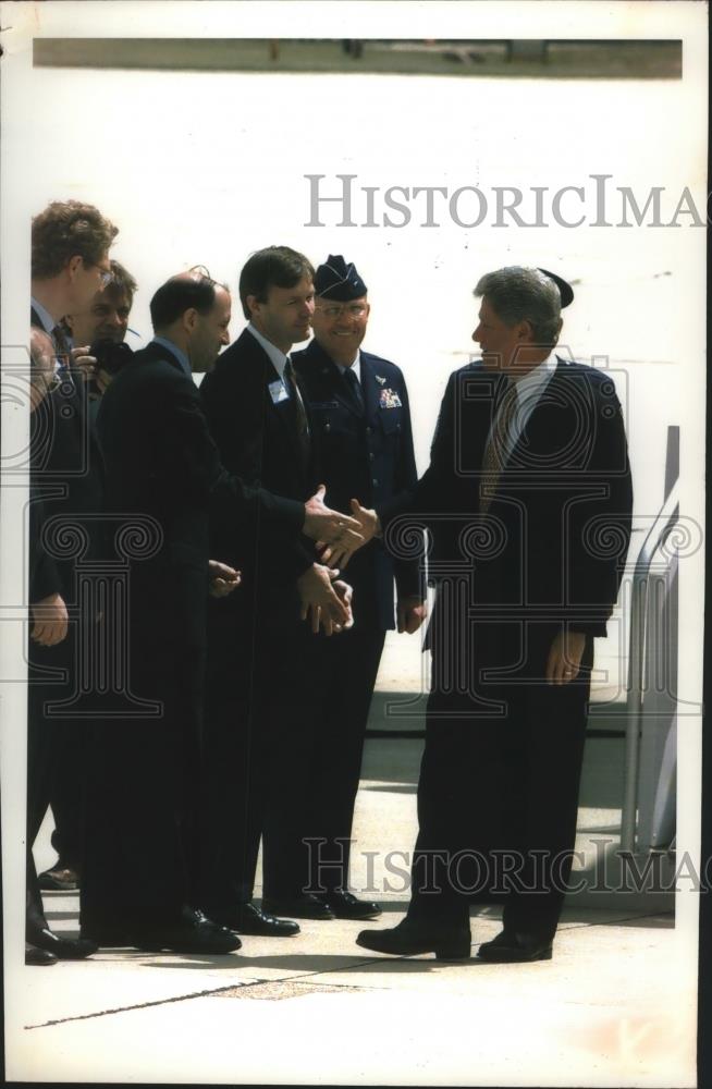 1993 Press Photo President Bill Clinton Meets With Wisconsin Officials - Historic Images