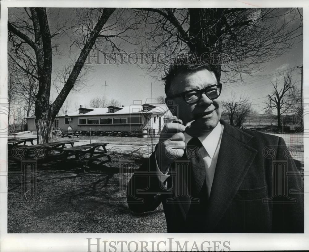 1978 Press Photo Harold Clemens Outside His Lac La Belle Restaurant - mja74961 - Historic Images