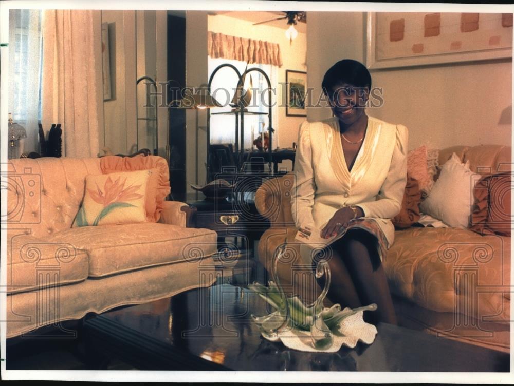 1994 Press Photo Minnie Beard in Her House Issued by City Housing Authority - Historic Images
