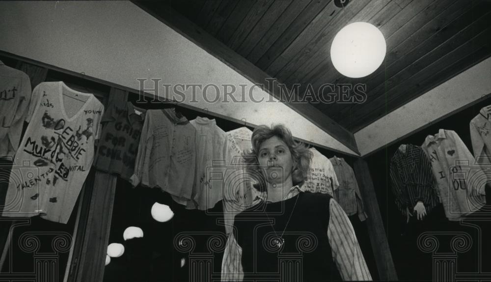 1992 Press Photo Jean Woodmansee with the Clothesline Project  - mja75506 - Historic Images