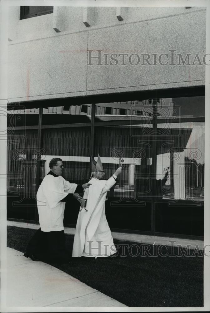 1977 Press Photo Archbishop William Cousins blesses St. Mary&#39;s Medical Center - Historic Images