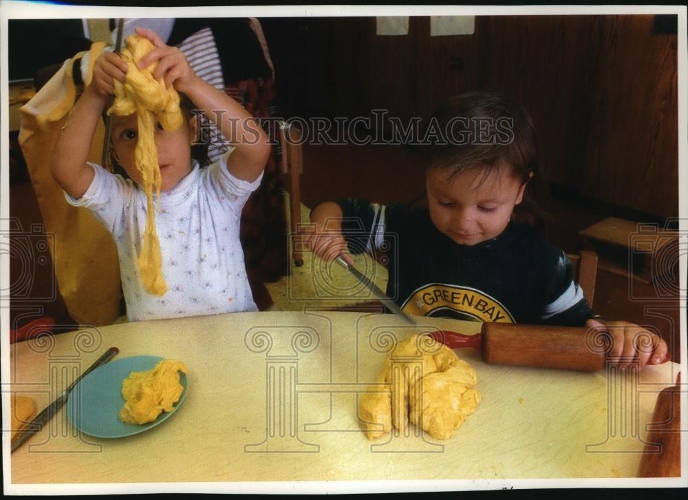 1993 Press Photo Delida Davilla and Brandon Huff play at Day Care Services - Historic Images