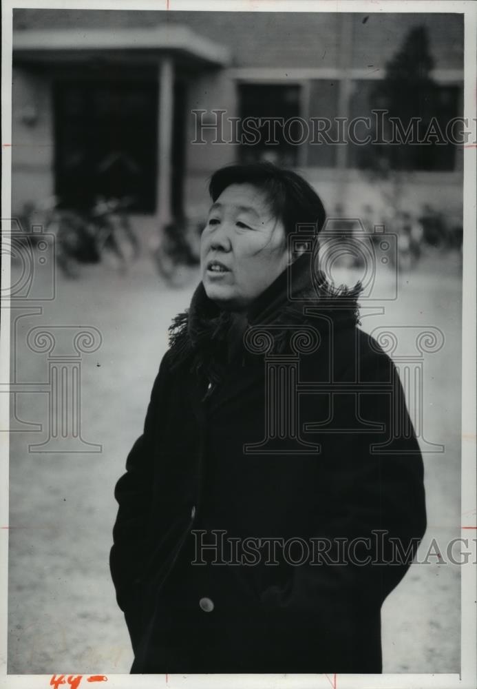 1979 Press Photo Mrs. Wang Chuyi Welcomes Americans to a Commune Outside Peking - Historic Images