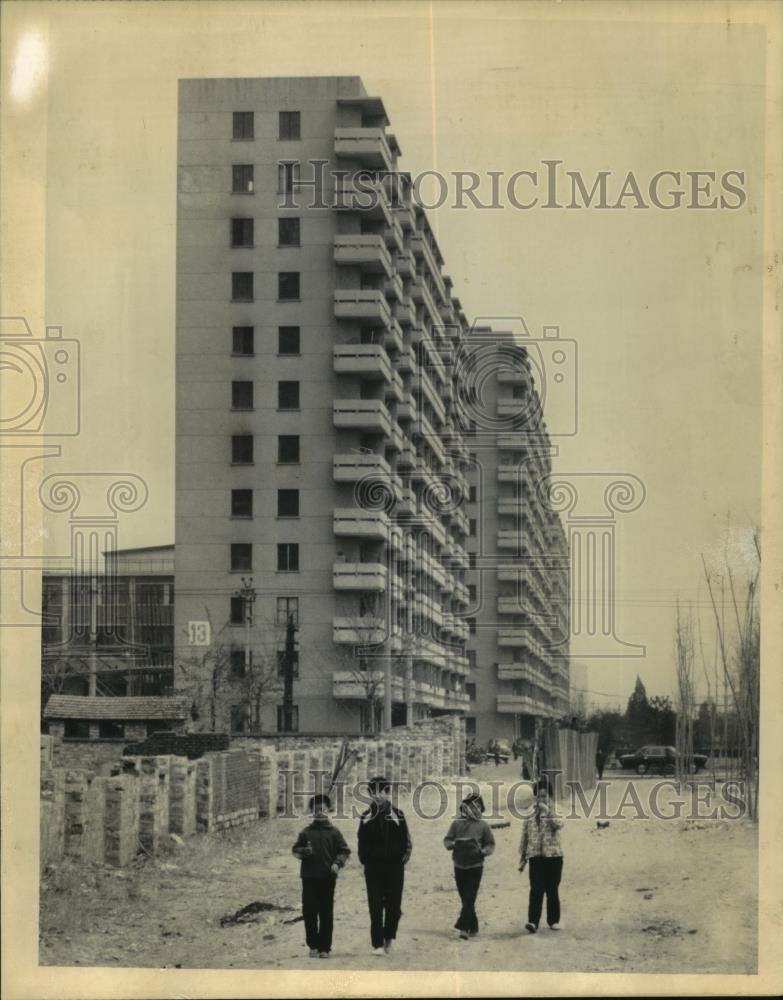 1984 Press Photo Children walked past a Peking apartment building, China - Historic Images