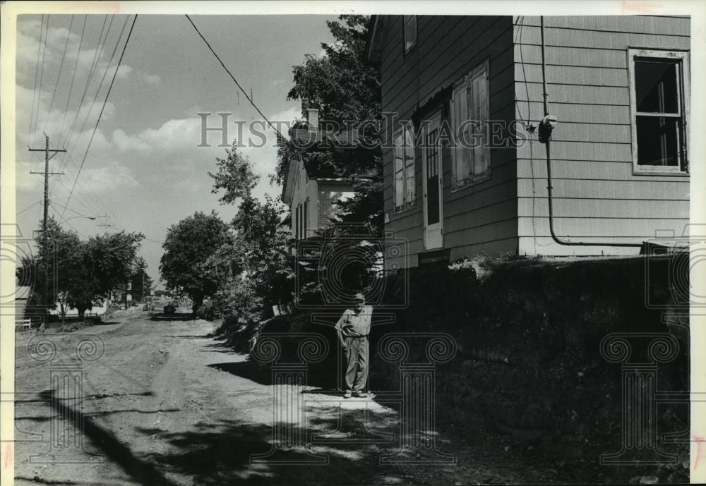 1980 Press Photo Ruben Holz Standing Next to His House in Colgate, Wisconsin - Historic Images