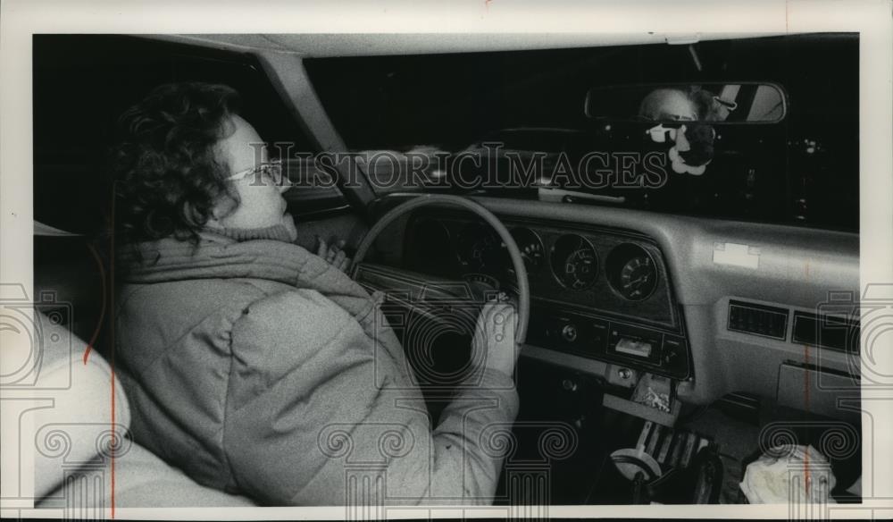 1989 Press Photo Pat Giddley, president of the Madison MADD, looks for offenders - Historic Images