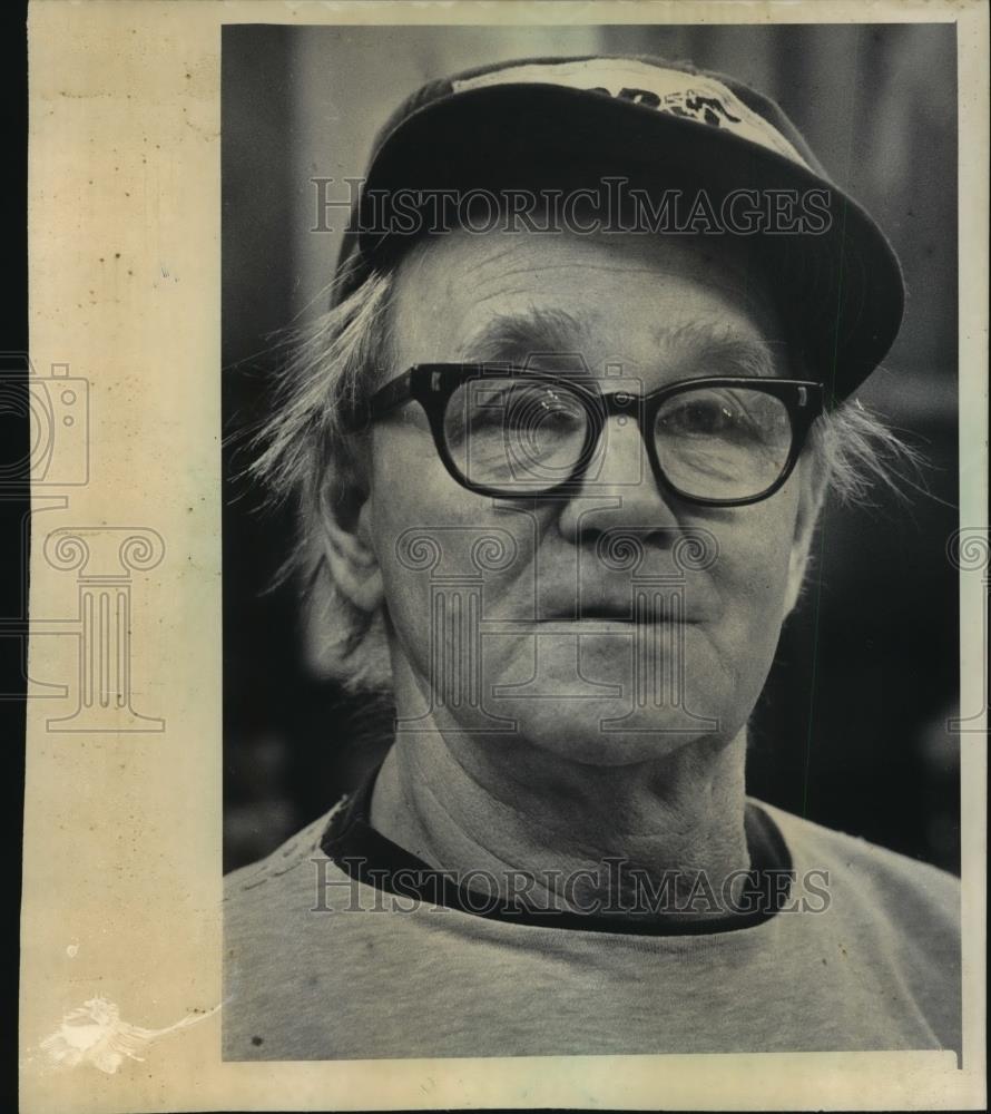 1986 Press Photo Dairy Farmhand, Ernest Collins, Elderly, Still Working on Farms - Historic Images