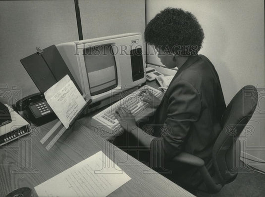 1984 Press Photo Sharon Lawrence working at a word processing station - Historic Images