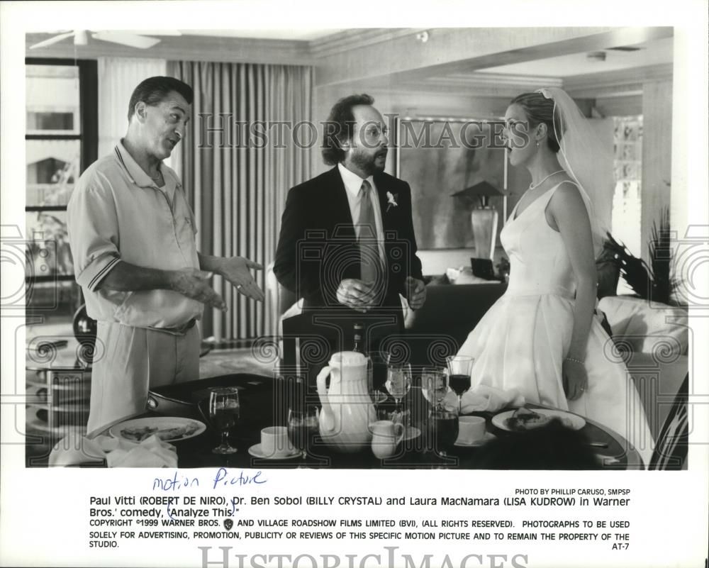 1999 Press Photo Robert De Niro, Billy Crystal and Lisa Kudrow in "Analyze This" - Historic Images