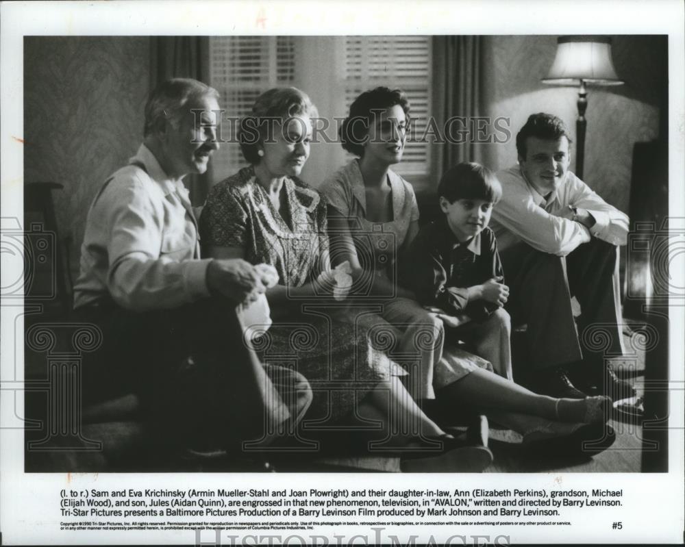 1990 Press Photo "Avalon" family is engrossed in new phenomenon, television - Historic Images