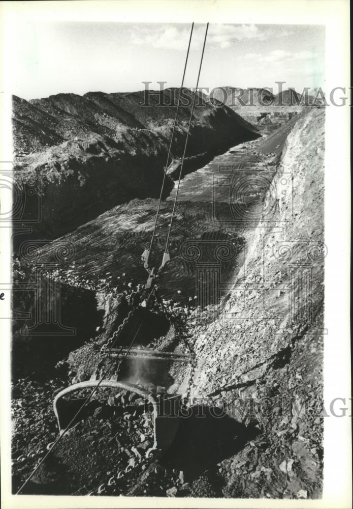 1982 Press Photo giant draglines strip the earth to expose coal in New Mexico - Historic Images