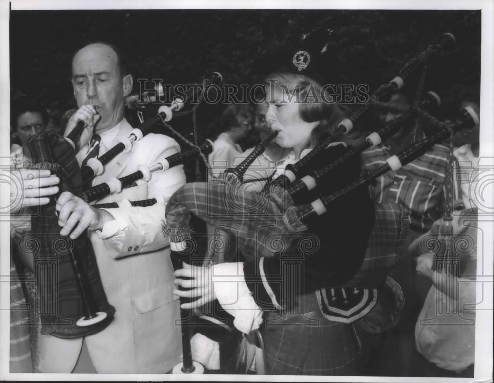 1956 Press Photo Adlai Stevenson and Heather Fraser Playing the Bagpipes - Historic Images