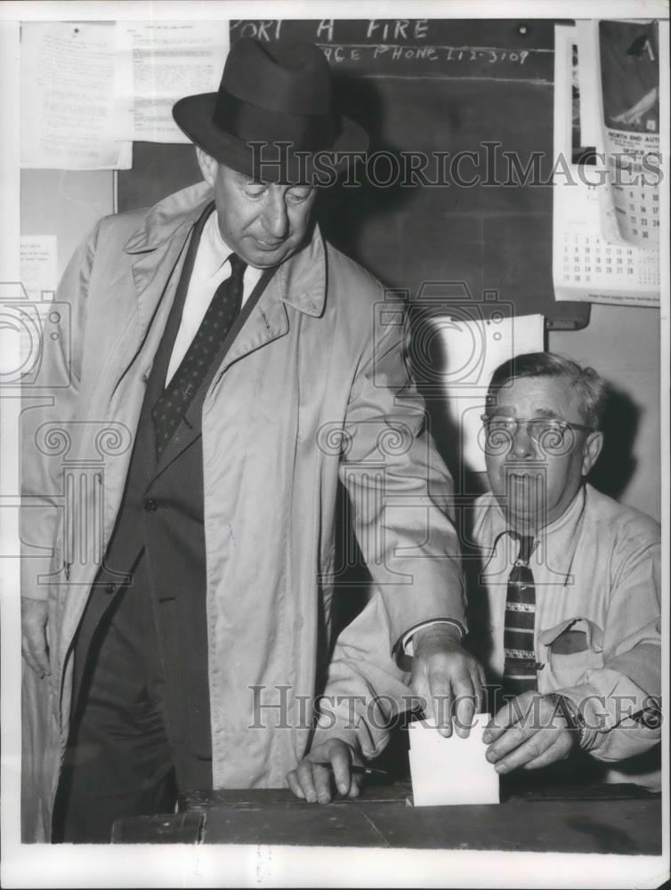 1956 Press Photo Adlai Stevenson and Judge Gustav Stoerp at the Primary Election - Historic Images