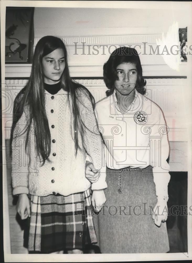 Press Photo Ann Sawyer and Cheryl Hatz - nef66025 - Historic Images