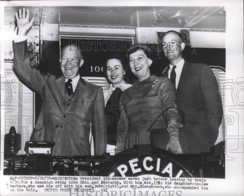 1956 Press Photo Pres Eisenhower Waves Before Leaving by Train for Campaign Tour - Historic Images