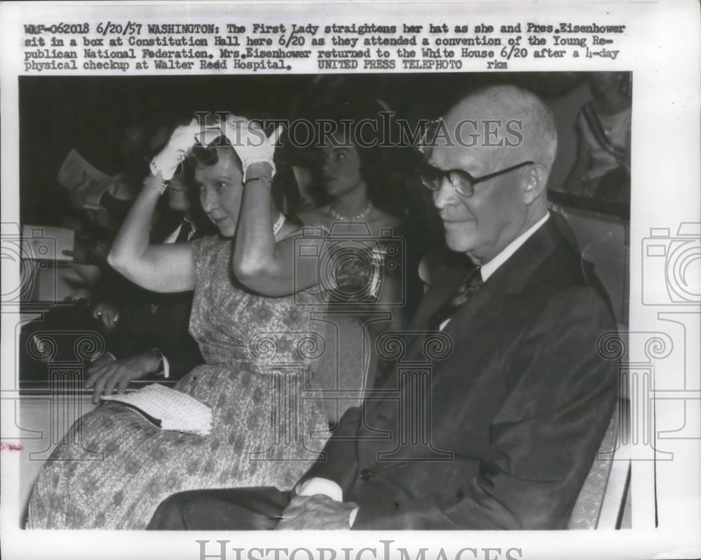 1957 Press Photo Pres Eisenhower & First Lady Attend Young Republican Federation - Historic Images