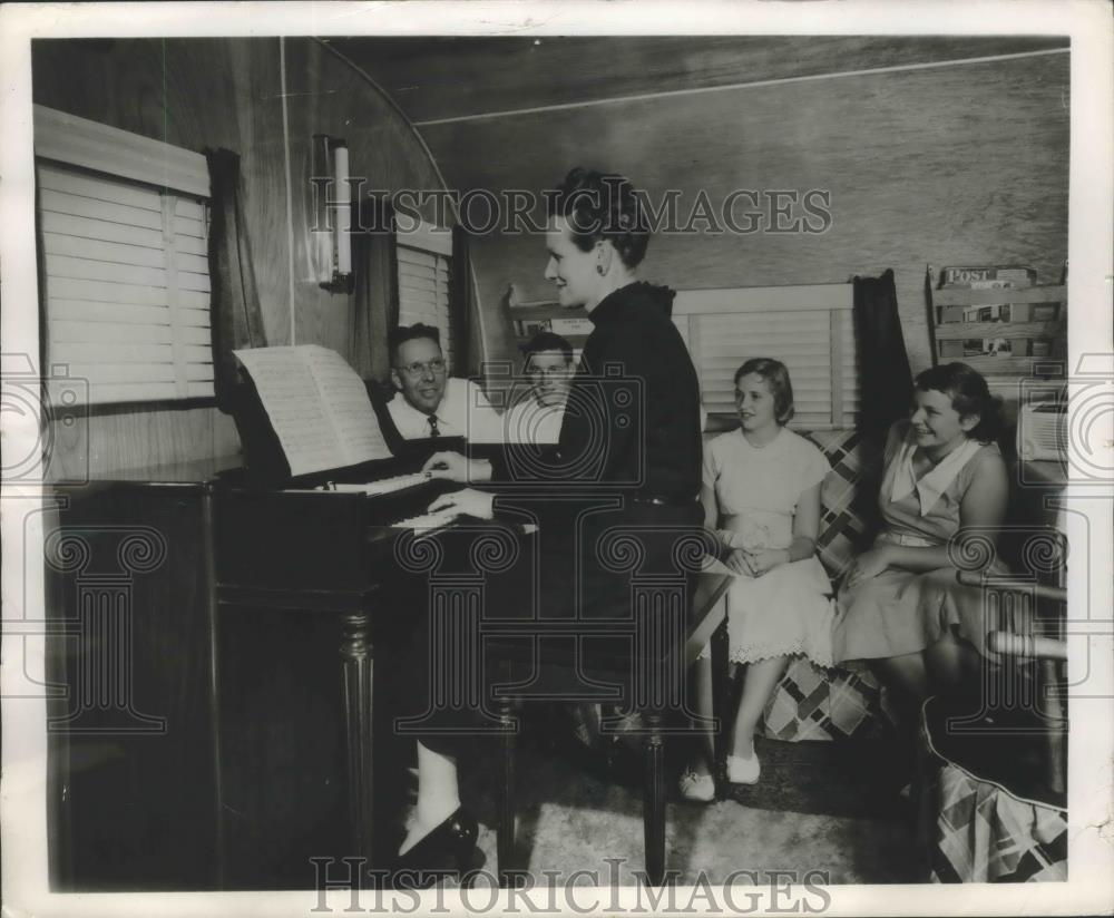 1949 Press Photo Spinet size Hammond Organ inside a Trailer truck - nef66367 - Historic Images