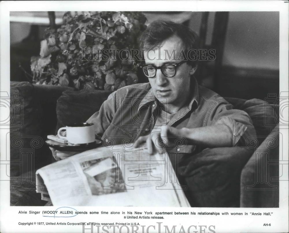 1978 Press Photo Woody Allen Spends Time Alone in His New York Apartment - Historic Images