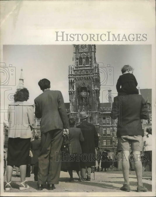 1950 Press Photo Visitors stop to watch famed Dance of the Coopers - nef67021 - Historic Images