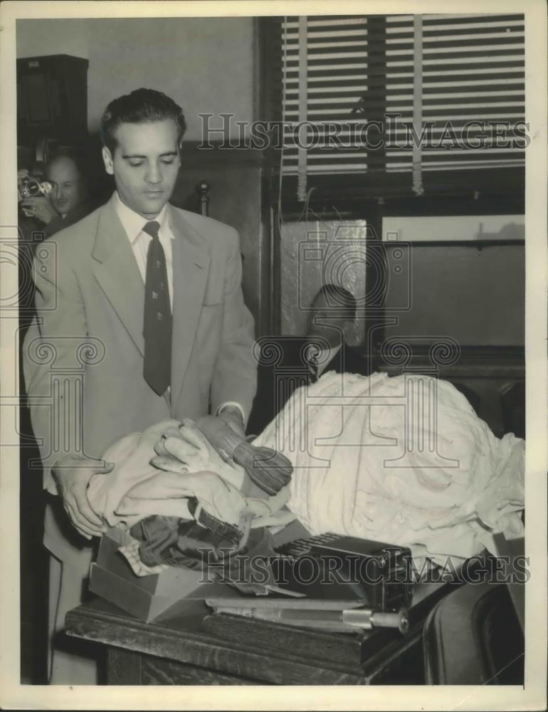 1954 Press Photo Norman Stern,Court Reporter bring eveidence in Sheppard Crime - Historic Images