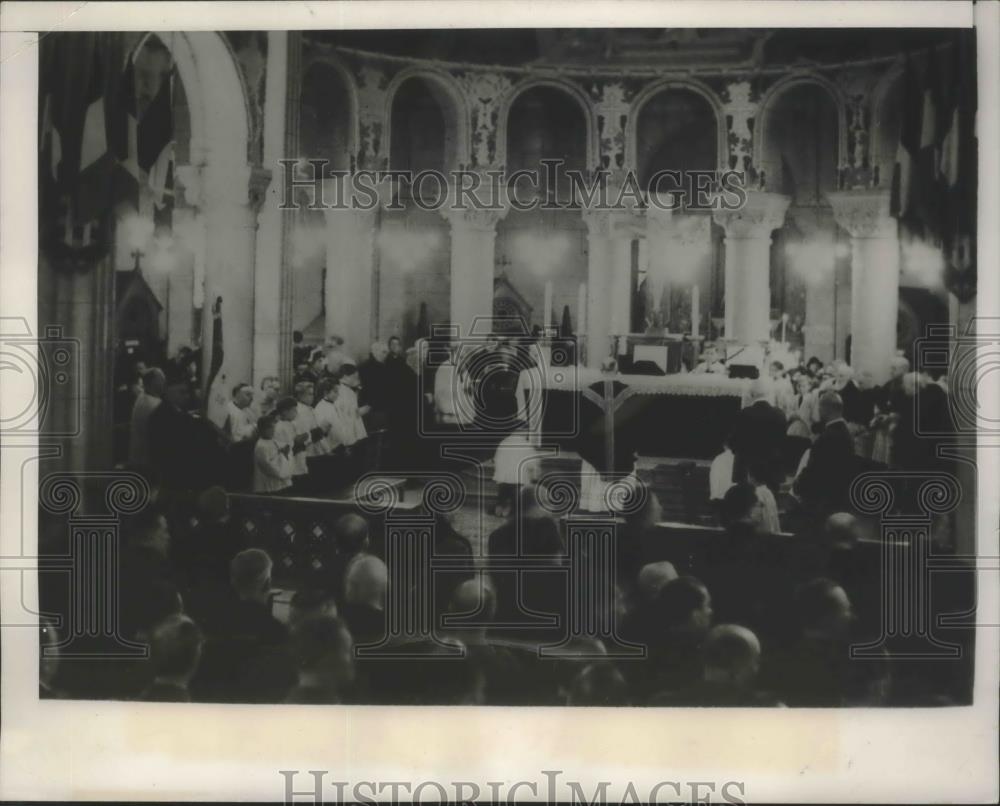 1940 Press Photo Memorial Day Services At St. Louis Church in Vichy, France - Historic Images