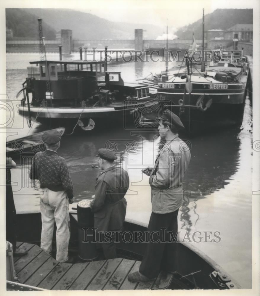 1950 Press Photo Coal Freighter Lie Idle at Karlston Lock Inland Germans Strike - Historic Images