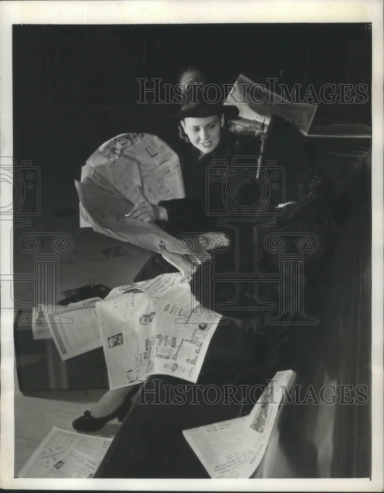 1941 Press Photo Florence Paul Checks &quot;Rooms for Rent&quot; Ads in Local Paper - Historic Images