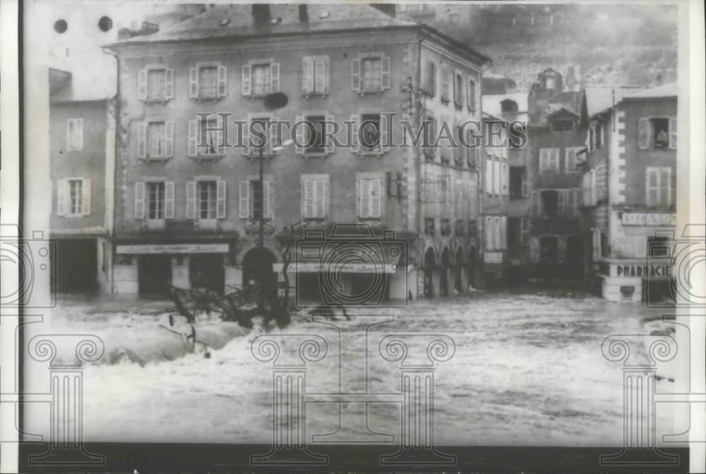 1960 Press Photo Marooned in Houses Residents Watch  4-Foot High Flood Waters - Historic Images