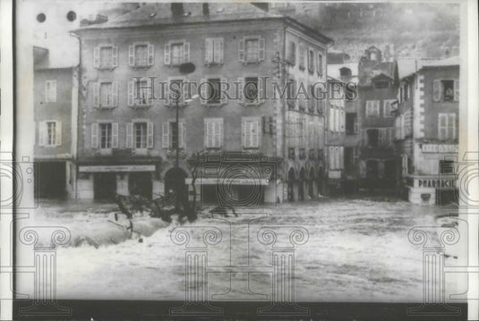 1960 Press Photo Marooned in Houses Residents Watch  4-Foot High Flood Waters - Historic Images