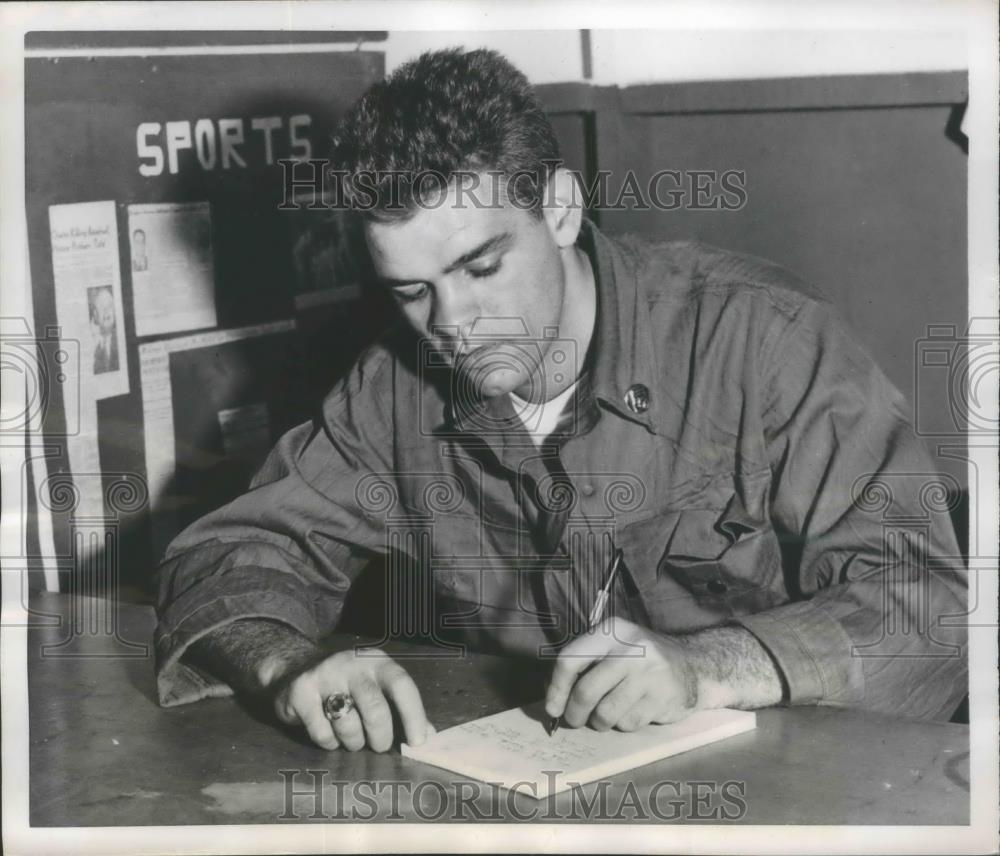 1951 Press Photo Private Leo Kiely Writes Letter to His Fiance Ms Marilyn Dunne - Historic Images