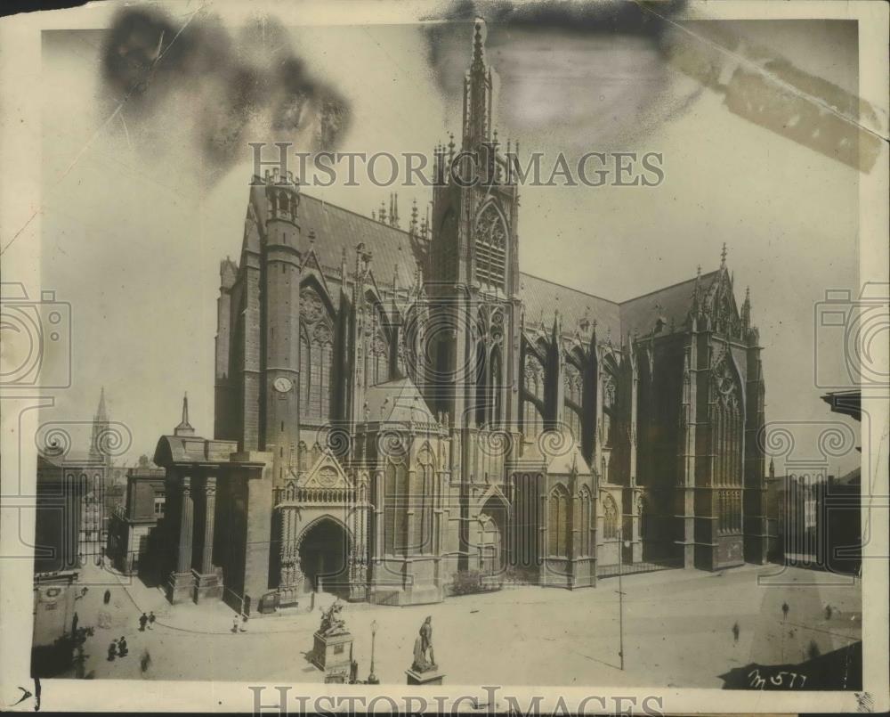 1918 Press Photo Cathedral of Metz Big American Naval Guns Bombarding the Run - Historic Images