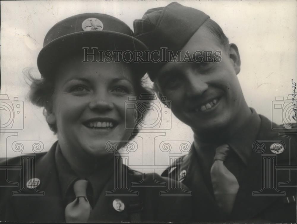 1943 Press Photo Mary Elizabeth Elliot and Sgt Wallace R Best Engaged to Wed - Historic Images