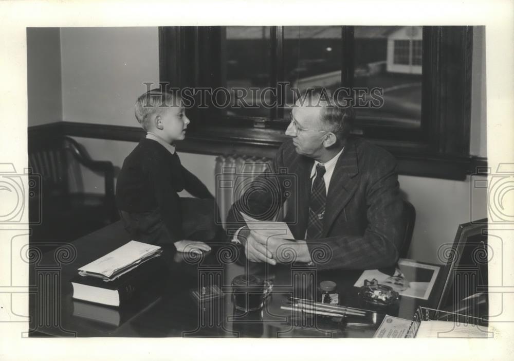 1941 Press Photo Chuckie Yule five year old with Postmaster Roy H.Kerns - Historic Images