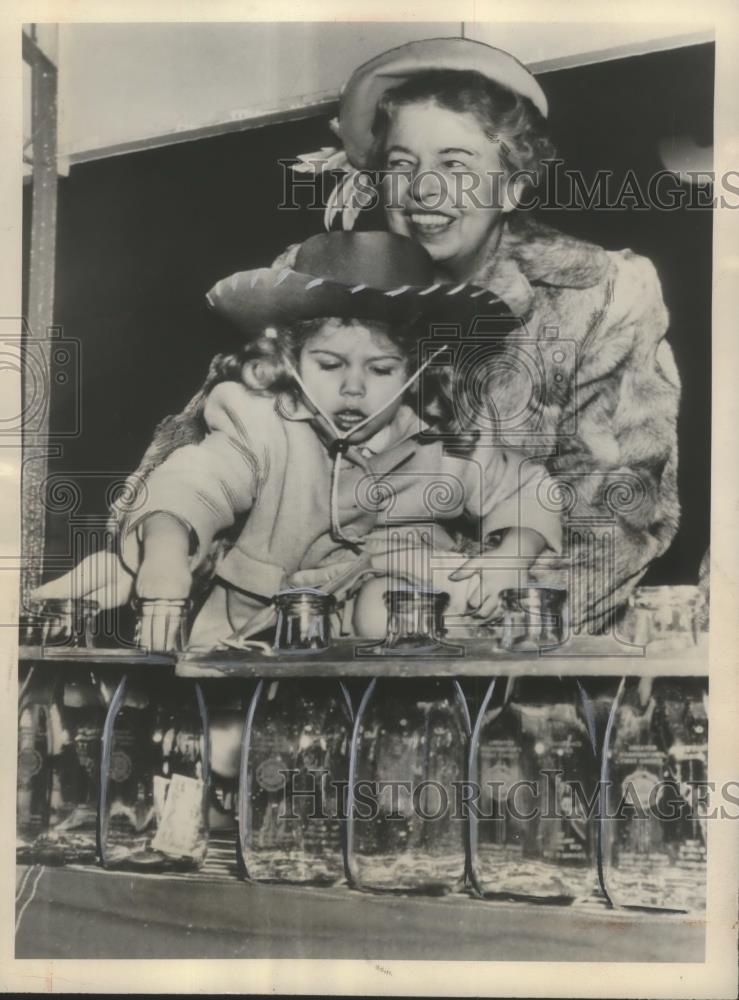 1949 Press Photo Mrs.Eleanor Roosevelt and Linda Brown, Natl. Poster Girl - Historic Images