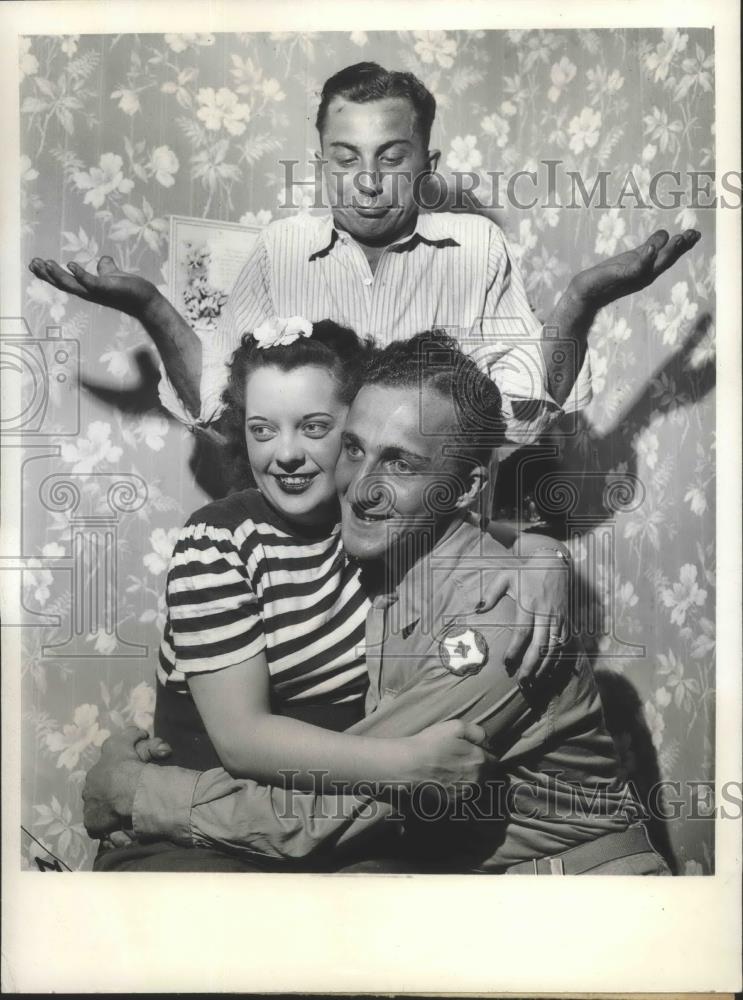 1943 Press Photo Pfc.Raymond Olson with his bride Florence Flynn - nef68742 - Historic Images