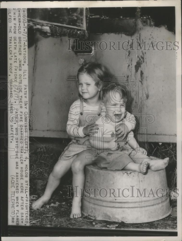 1948 Press Photo Children outside their Fire Charred Trailer House in Illinois - Historic Images