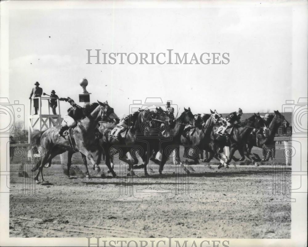 1946 Press Photo Breaking together in the Fourth Race at Jamaica New York - Historic Images
